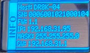 Page INFO de l’OLED du DR HDMI 8K avec nom d’hôte, numéro de série, firmware 1.1, adresse IP, masque de sous-réseau et passerelle